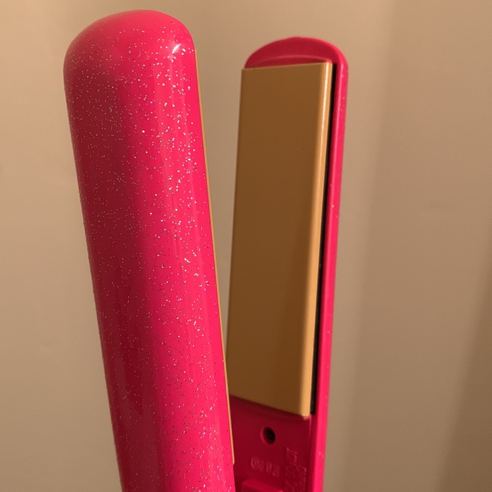 Ultra CHI pink & sparkly straightener